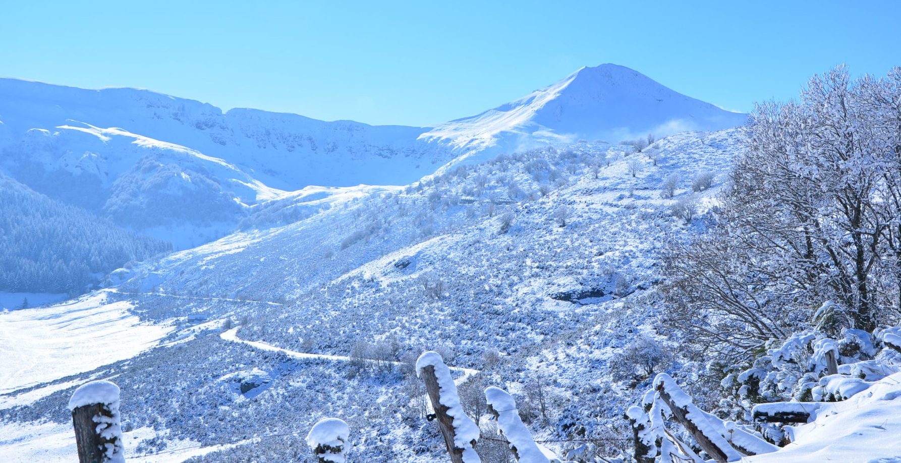 Le Puy Mary, une partie de l'ancien volcan du Cantal. Photo ©Alta Terra Le Puy Mary, une partie de l'ancien volcan du Cantal. Photo ©Alta Terra