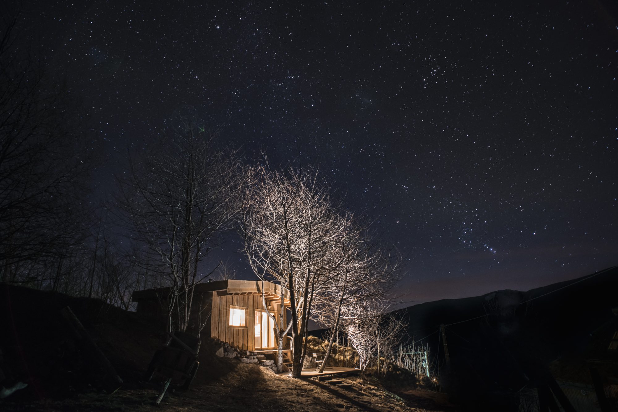 Sous les étoiles, la cabane dans le calme de la nuit. Photo ©Christophe Rabinovici