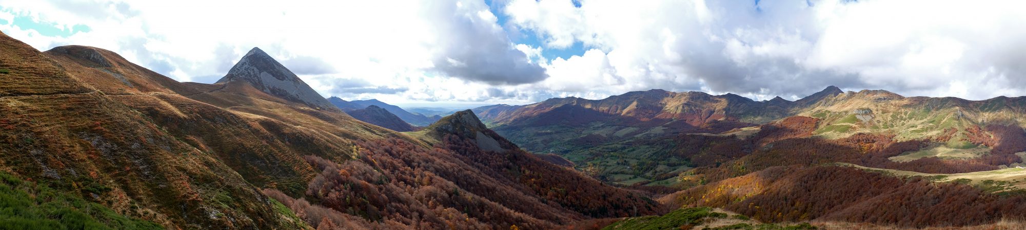 L'automne sur les crêtes du Cantal. Photo ©P.Leroy