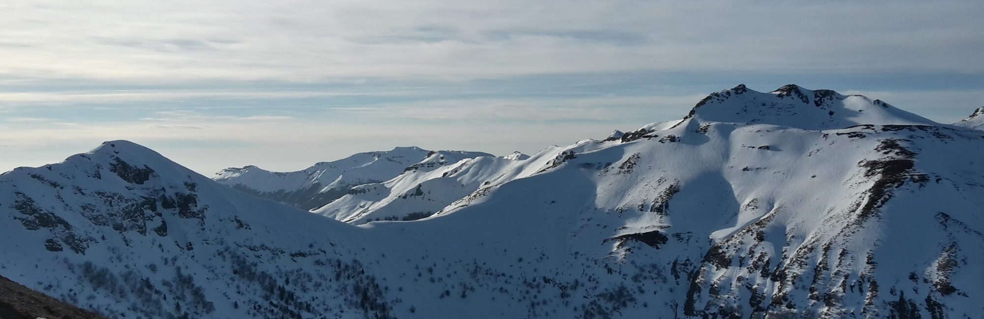 Les crêtes du Cantal enneigées. Photo ©Alta Terra