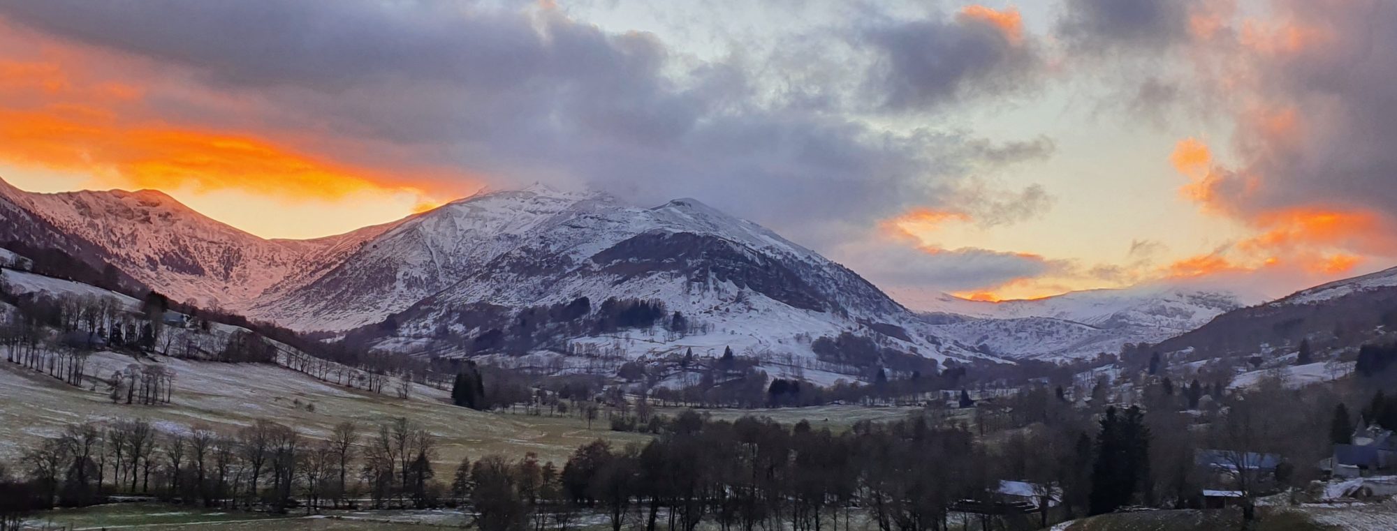 Coucher de soleil sur la vallée de la Santoire. Photo ©AltaTerra